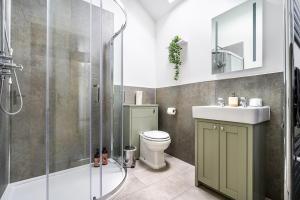 Bilik mandi di Snowdrop Barn I Hot Tub, Games Room, Pets welcome! +62 gambar