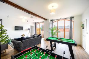 Televisyen dan/atau pusat hiburan di Snowdrop Barn I Hot Tub, Games Room, Pets welcome!