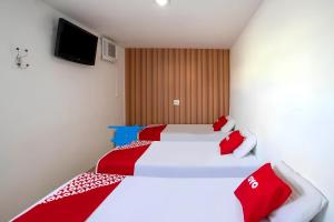 Dos camas en una habitación con un televisor en la pared. en Hotel Vintage SP, en São Paulo