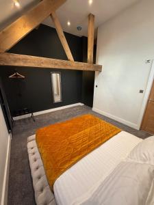 Giường trong phòng chung tại Willow Barn - Nantwich, with Hot Tub