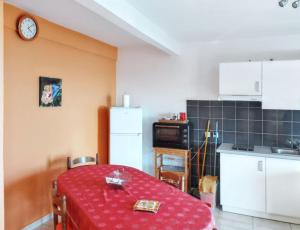 Kuchyň nebo kuchyňský kout v ubytování Appartement moderne avec vue mer à Bouillante, 50 m²