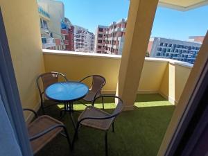 un balcone con tavolo e sedie e una finestra di Apartament Milenium a Pomorie