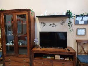 A television and/or entertainment centre at Dúplex El Cauce