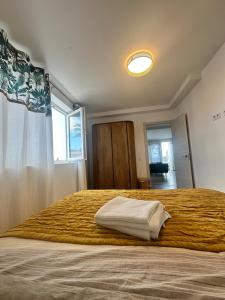 Postel nebo postele na pokoji v ubytování ARTu BEACH SUNSET Vv07860