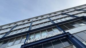 ボトロップにあるHotel Rhein-Ruhr Bottropの建物側のホテル国際標識