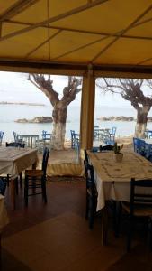 ハニア・タウンにあるMelani Apartmentsの海の景色を望むテーブルと椅子付きのレストラン
