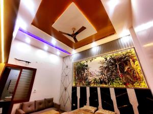 Premium Homestay Near Banke Bihari Ji with Power Backup - Free WiFi - Washing Machine etc的休息区
