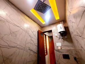 Premium Homestay Near Banke Bihari Ji with Power Backup - Free WiFi - Washing Machine etc的电视和/或娱乐中心