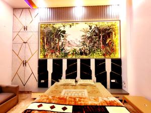 Premium Homestay Near Banke Bihari Ji with Power Backup - Free WiFi - Washing Machine etc客房内的一张或多张床位
