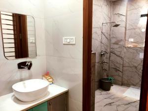 Premium Homestay Near Banke Bihari Ji with Power Backup - Free WiFi - Washing Machine etc的一间浴室