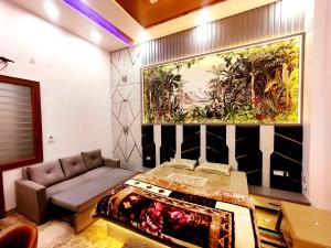 Premium Homestay Near Banke Bihari Ji with Power Backup - Free WiFi - Washing Machine etc的休息区