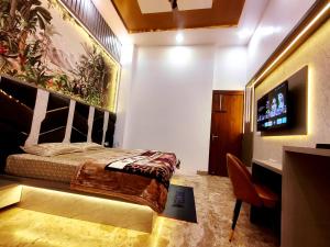 Premium Homestay Near Banke Bihari Ji with Power Backup - Free WiFi - Washing Machine etc的电视和/或娱乐中心