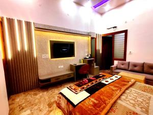 Premium Homestay Near Banke Bihari Ji with Power Backup - Free WiFi - Washing Machine etc的电视和/或娱乐中心