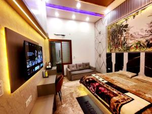 Premium Homestay Near Banke Bihari Ji with Power Backup - Free WiFi - Washing Machine etc的电视和/或娱乐中心