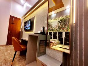 Premium Homestay Near Banke Bihari Ji with Power Backup - Free WiFi - Washing Machine etc的电视和/或娱乐中心