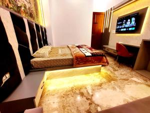 Premium Homestay Near Banke Bihari Ji with Power Backup - Free WiFi - Washing Machine etc的电视和/或娱乐中心