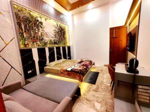 Premium Homestay Near Banke Bihari Ji with Power Backup - Free WiFi - Washing Machine etc的休息区