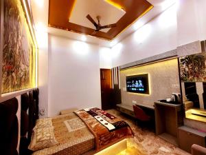 Premium Homestay Near Banke Bihari Ji with Power Backup - Free WiFi - Washing Machine etc的电视和/或娱乐中心