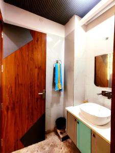 Premium Homestay Near Banke Bihari Ji with Power Backup - Free WiFi - Washing Machine etc的一间浴室