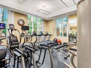 une salle de sport avec des rangées de vélos d'exercice dans une pièce dans l'établissement Ultimate Vegas Trip with Sphere View, Pool and Gym, à Las Vegas