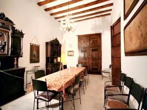 ein Esszimmer mit einem langen Tisch und Stühlen in der Unterkunft Charming House in Ayora + Terrace in Ayora