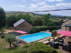 an overhead view of a swimming pool with umbrellas at Titi de la Lisathi in Cruéjouls