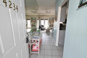 Una cocina con suelo blanco y puerta blanca. en Welcome to Sandpiper Cove Unit 4234 Your Destin Beach Getaway, en Destin