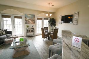 una sala de estar con un sofá y una mesa en Welcome to Sandpiper Cove Unit 4234 Your Destin Beach Getaway, en Destin