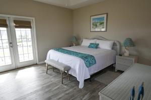 Un dormitorio con una cama y una silla dentro. en Welcome to Sandpiper Cove Unit 4234 Your Destin Beach Getaway, en Destin