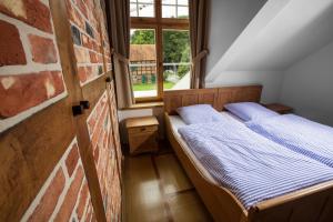 2 camas en una habitación con una pared de ladrillo en Landhaus Schulze Osthoff, en Warendorf