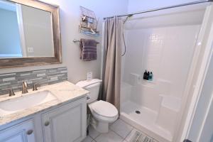 Un baño con inodoro, lavabo y ducha. en Welcome to Sandpiper Cove Unit 4234 Your Destin Beach Getaway, en Destin 36 fotos más