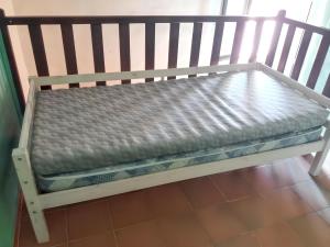 Drewniana ławka z materacem na podłodze w obiekcie Maison accueillante à Calcatoggio avec jardin clôturé. w mieście Calcatoggio