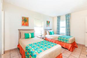 ein Schlafzimmer mit zwei Betten und einem Fenster in der Unterkunft Enchanted Isle Hollywood Beach Resort in Hollywood + 70 Fotos