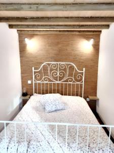 a bedroom with a white bed with a wooden wall at Charming House in Beirã with Garden in Beirã