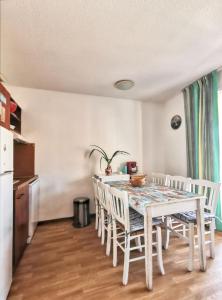 a dining room with a table and chairs at Appartement convivial Le Verdon 35 m² piscine partagée in Le Verdon-sur-Mer