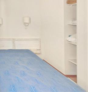 a bedroom with a blue bed and a closet at Appartement convivial Le Verdon 35 m² piscine partagée in Le Verdon-sur-Mer +16 photos