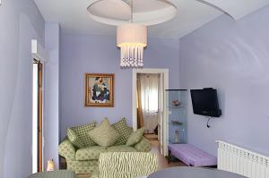 ein Wohnzimmer mit Sofa und Fernseher in der Unterkunft Charming apartment in San Antolin 35 m² with shared pool in San Antolín