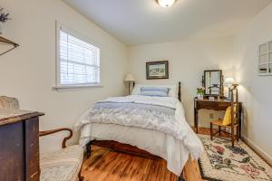 Postel nebo postele na pokoji v ubytování 8 Mi to Chattooga River Pet-Friendly Mtn Cabin + 22 fotografií