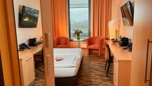 ボトロップにあるHotel Rhein-Ruhr Bottropの窓のある病室で、ベッドが備わります。