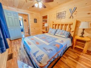 una camera con un letto in una baita di tronchi di Lake Life, Hocking Hills, Hot Tub, Fireplace, Pond a Rockbridge