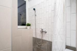 Un baño con ducha con puerta de cristal. en Stylish apartment under the Buda castle, en Budapest 36 fotos más