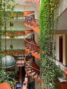 eine Wendeltreppe mit Pflanzen an der Seite eines Gebäudes in der Unterkunft Hotel Báez Carrizal in Villahermosa