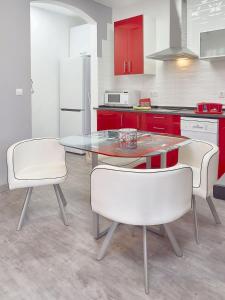 A kitchen or kitchenette at Comfortable apartment in León - 55 m² + Balcony