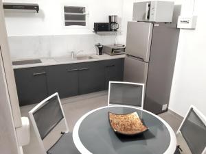 Η κουζίνα ή μικρή κουζίνα στο Charmante Maison à Sainte-Rose avec Jacuzzi et Piscine