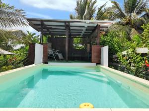 Πισίνα στο ή κοντά στο Charmante Maison à Sainte-Rose avec Jacuzzi et Piscine
