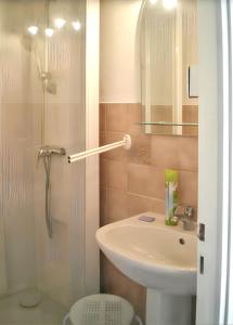 un piccolo bagno con lavandino e doccia di Appartement charmant à Plancher-les-Mines 40 m² avec jardin a Plancher-les-Mines Altre 15 foto