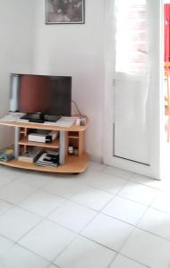 TV a/nebo společenská místnost v ubytování Appartement douillet avec vue sur les montagnes au Vauclin