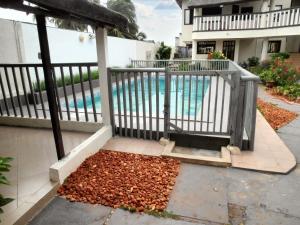 a gate in front of a swimming pool at Studio charmant à Grand Popo avec piscine partagée - 40 m² in Grand-Popo
