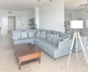 A seating area at Spacious Apartment with Sea View in Estepona - 140 m²