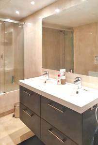 A bathroom at Spacious Apartment with Sea View in Estepona - 140 m²